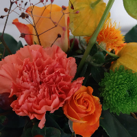 closeup oranje bloemstuk